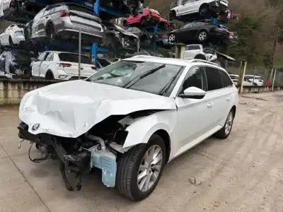 Veículo de Sucata skoda superb iii ranchera familiar (3v5) 2.0 tdi do ano 2023 alimentado dtsb