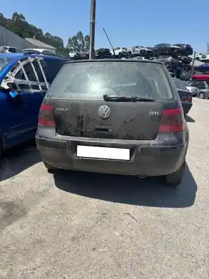 Véhicule à la ferraille VOLKSWAGEN GOLF IV BERLINA (1J1)  de l'année 2001 alimenté AUM