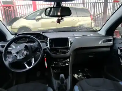 Veicolo di demolizione peugeot 208 style dell'anno 2015 alimentato 9hp