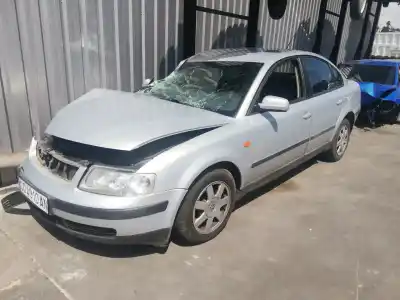 Vehículo de desguace VOLKSWAGEN PASSAT BERLINA (3B2) Comfortline del año 1997 con motor AFN