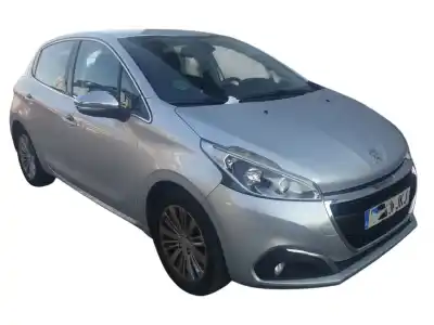 Veicolo di demolizione PEUGEOT 208  dell'anno 2015 alimentato HM01