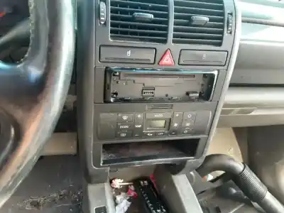 Veículo de Sucata audi a2 (8z0) 1.4 do ano 2000 alimentado aua