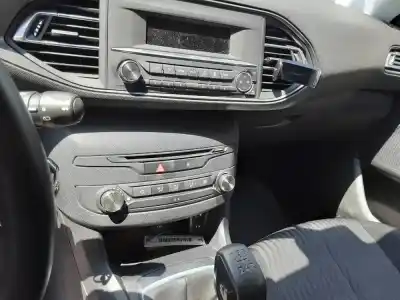 Véhicule à la ferraille PEUGEOT 308 II (LB,LP,LW)  de l'année 2014 alimenté HM01