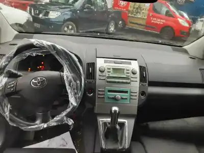 Scrapping Vehicle toyota corolla verso (e12) 2.0 d4d of the year 2004 powered 1cd-ftv