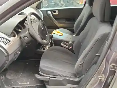 Véhicule à la ferraille RENAULT MEGANE II  de l'année 0 alimenté F9Q800