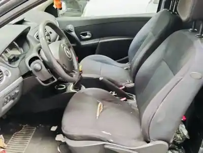 Veículo de Sucata renault clio iii exception 112 cv / 82 kw do ano 0 alimentado 