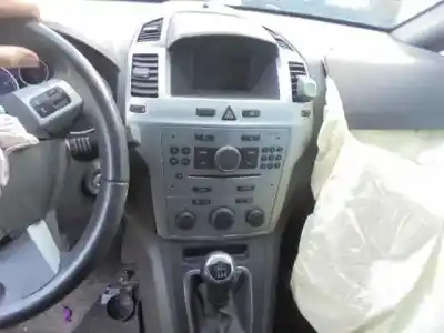 Véhicule à la ferraille opel zafira b enjoy de l'année 2009 alimenté z17dtr