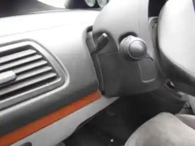 Véhicule à la ferraille citroen c8 2.0 hdi sx de l'année 2003 alimenté rht