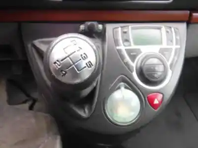 Véhicule à la ferraille citroen c8 2.0 hdi sx de l'année 2003 alimenté rht