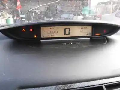 Véhicule à la ferraille citroen c4 berlina vtr plus de l'année 2004 alimenté 9hy