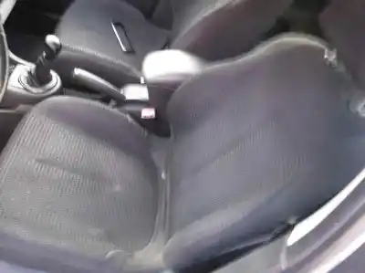 Véhicule à la ferraille citroen c4 berlina vtr plus de l'année 2004 alimenté 9hy