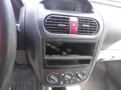 Sloopvoertuig opel corsa c comfort van het jaar 2001 aangedreven y17dtl