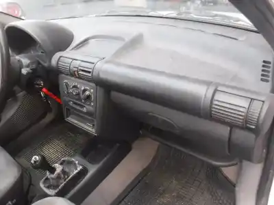 Véhicule à la ferraille opel corsa b base (e) de l'année 1998 alimenté x10xe