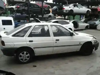 Veicolo di demolizione ford escort berl./turnier j6a dell'anno 1995 alimentato j6a