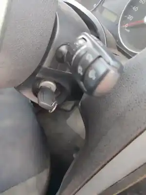 Veículo de Sucata ford focus berlina (cap) ambiente (d) do ano 2001 alimentado f9da