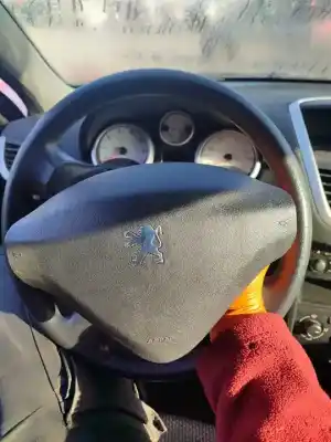 Veículo de Sucata peugeot 207 confort do ano 2001 alimentado 8fs