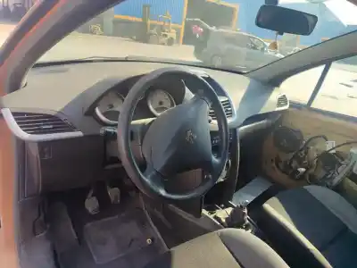 Veículo de Sucata peugeot 207 confort do ano 2001 alimentado 8hz