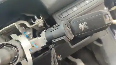 Veículo de Sucata PEUGEOT 208 Access do ano 2014 alimentado 