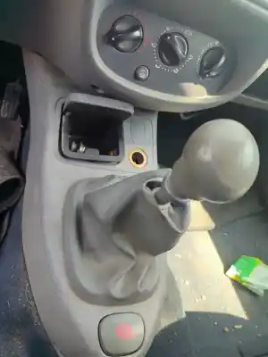 Здавання транспортного засобу renault clio ii fase i (b/cbo) 1.2 року 2001 потужний d7f