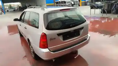 Veículo de Sucata FORD FOCUS BERLINA (CAK) Ambiente do ano 2001 alimentado FYDD