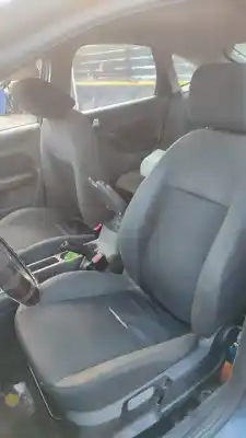 Veículo de Sucata ford focus berlina (cap) ambiente (d) do ano 2001 alimentado q8da