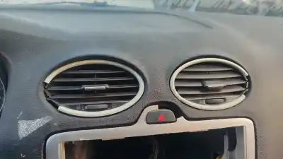 Veículo de Sucata ford focus berlina (cap) ambiente (d) do ano 2001 alimentado q8da