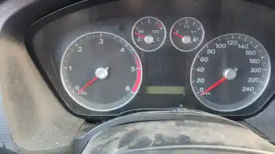 Veículo de Sucata ford focus berlina (cap) ambiente (d) do ano 2001 alimentado q8da