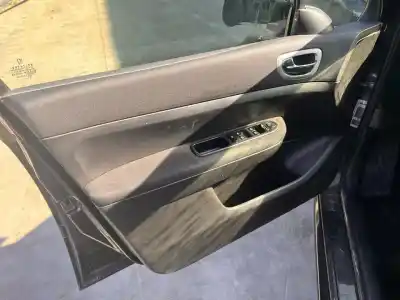 Sloopvoertuig peugeot 307 berlina (s2) d-sign van het jaar 2001 aangedreven 9hz