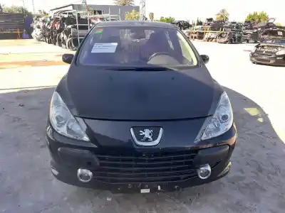 Sloopvoertuig peugeot 307 berlina (s2) d-sign van het jaar 2001 aangedreven 9hz