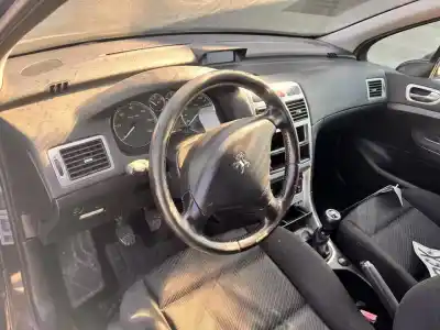 Sloopvoertuig peugeot 307 berlina (s2) d-sign van het jaar 2001 aangedreven 9hz