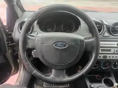 Veículo de Sucata ford fiesta (cbk) ghia do ano 2001 alimentado f6ja