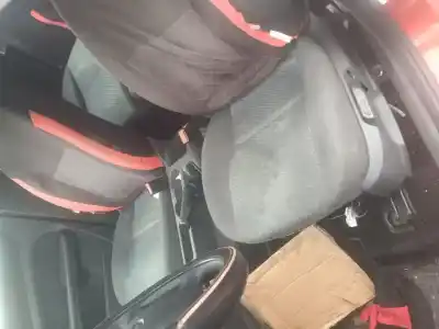 Veículo de Sucata ford focus berlina (cap) ambiente (d) do ano 2001 alimentado hwda