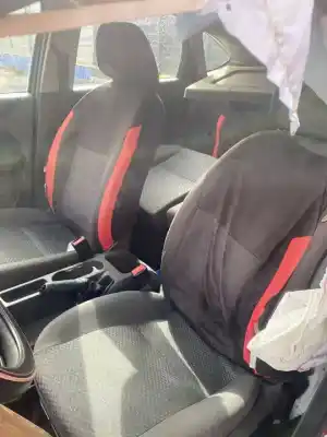 Veículo de Sucata ford focus berlina (cap) ambiente (d) do ano 2001 alimentado hwda