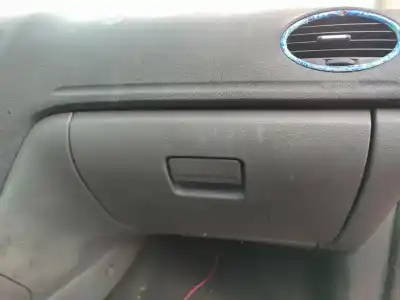 Veículo de Sucata ford focus berlina (cap) ambiente (d) do ano 2001 alimentado d-kkda