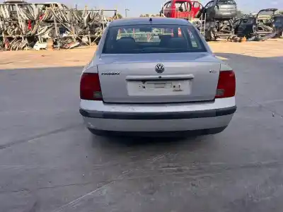 Véhicule à la ferraille VOLKSWAGEN PASSAT BERLINA (3B2)  de l'année 2000 alimenté AJM