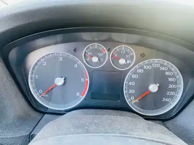 Veículo de Sucata ford focus berlina (cap) ambiente (d) do ano 2001 alimentado 