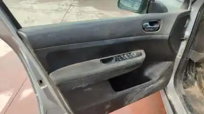 Sloopvoertuig peugeot 307 berlina (s2) 307 5p xt van het jaar 2001 aangedreven 9hydv6ted4