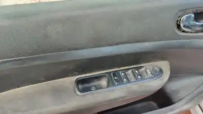 Sloopvoertuig peugeot 307 berlina (s2) 307 5p xt van het jaar 2001 aangedreven 9hydv6ted4