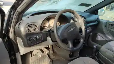 Verschrottungsfahrzeug chrysler voyager (rg) 2.5 crd se grand voyager des jahres 2001 angetrieben vm07c