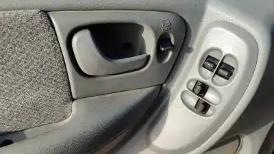 Verschrottungsfahrzeug chrysler voyager (rg) 2.5 crd se grand voyager des jahres 2001 angetrieben vm07c