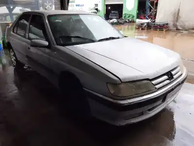 Sloopvoertuig peugeot 605 sldt van het jaar 1998 aangedreven p8c