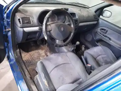 Véhicule à la ferraille renault clio ii fase ii (b/cb0) dynamique de l'année 2002 alimenté d4f712