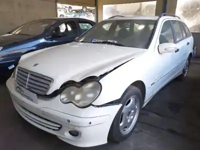 Vehicul casat MERCEDES CLASE C FAMILIAR 2.2 CDI al anului 2005 alimentat OM646962