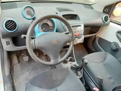 Véhicule à la ferraille peugeot 107 (pm_, pn_) 1.0 de l'année 2010 alimenté 1kr