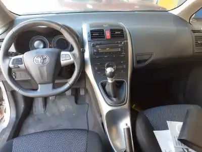 Veículo de Sucata toyota auris active do ano 2001 alimentado 1ndtv