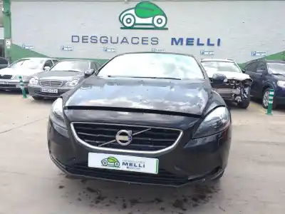 Vehicul casat volvo v40 kinetic al anului 2013 alimentat d5204t6