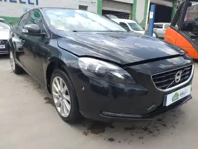 Vehicul casat volvo v40 kinetic al anului 2013 alimentat d5204t6