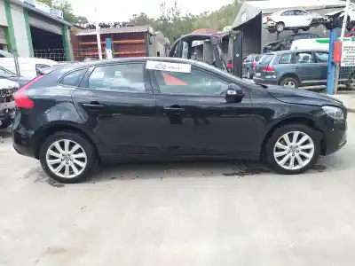 Vehicul casat volvo v40 kinetic al anului 2013 alimentat d5204t6