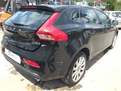Vehicul casat volvo v40 kinetic al anului 2013 alimentat d5204t6