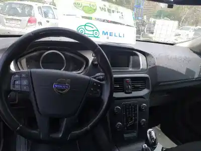 Vehicul casat volvo v40 kinetic al anului 2013 alimentat d5204t6